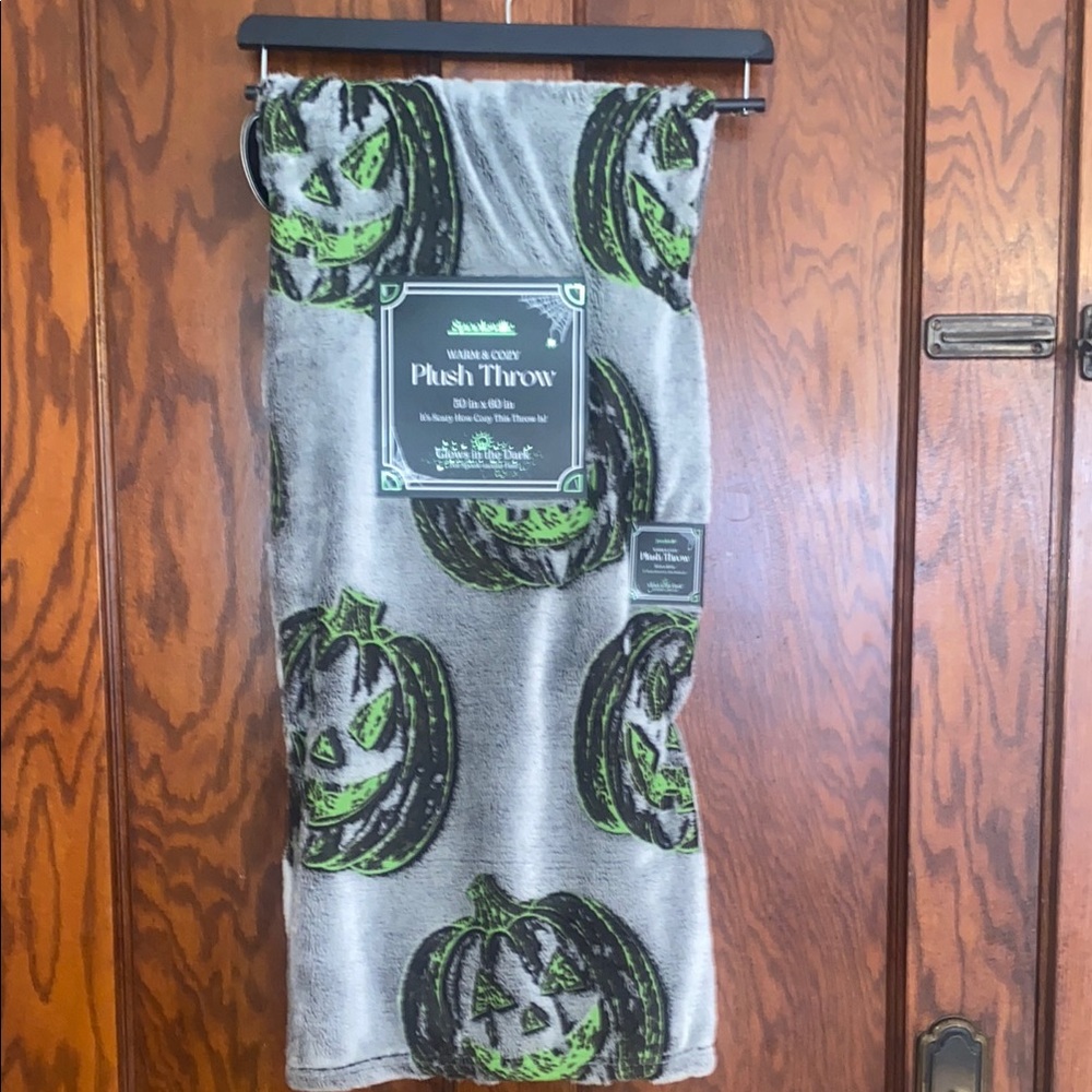 Glow in the Dark pumkin Throw Blanket!